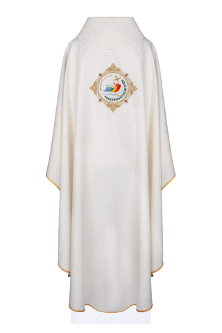 Jubilee chasuble with embroidery around the coat of arms in ecru color for the Rome Jubilee 2025