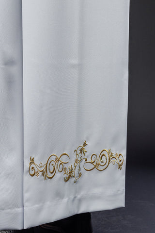 Embroidered priestly alb with a turtleneck and floral pattern in white or ecru