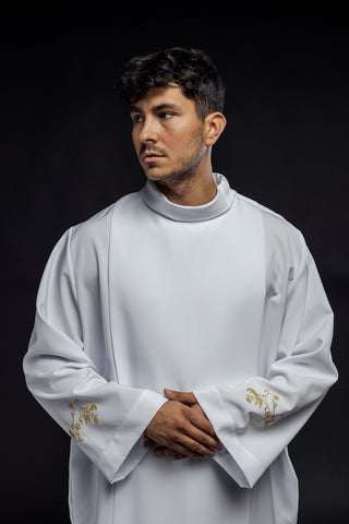 Embroidered priestly alb with a turtleneck and floral pattern in white or ecru