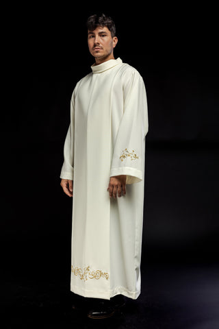 Embroidered priestly alb with a turtleneck and floral pattern in ecru color