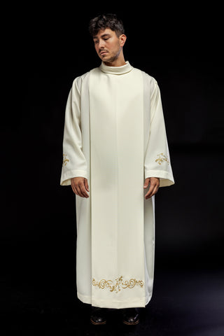 Embroidered priestly alb with a turtleneck and floral pattern in ecru color