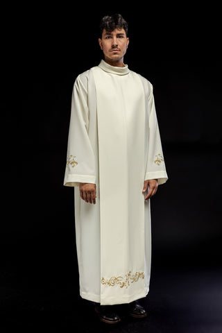 Embroidered priestly alb with a turtleneck and floral pattern in ecru color