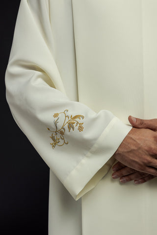 Embroidered priestly alb with a turtleneck and floral pattern in ecru color