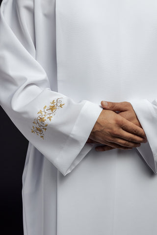 Embroidered priestly alb with a collar and floral pattern in white or ecru