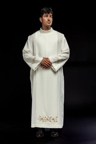 Embroidered priestly alb with a turtleneck and floral pattern in ecru color