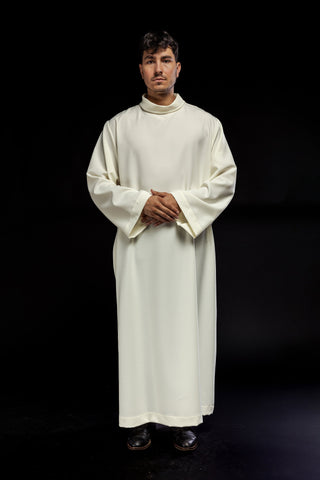 Smooth ecru priest's alb with a classic collar and a shoulder zipper