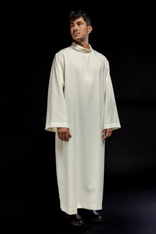 Smooth ecru priest's alb with a classic collar and a shoulder zipper