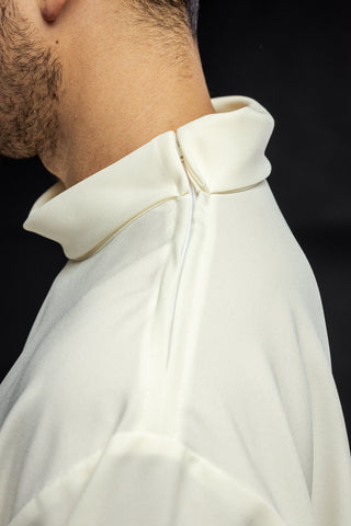 Smooth ecru priest's alb with a classic collar and a shoulder zipper