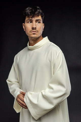 Smooth ecru priest's alb with a classic collar and a shoulder zipper