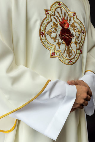 Ecru liturgical dalmatic with embroidery of the Sacred Heart of Jesus and the Eucharistic chalice