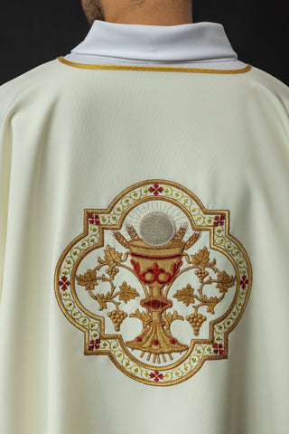 Ecru liturgical dalmatic with embroidery of the Sacred Heart of Jesus and the Eucharistic chalice