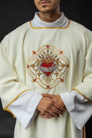 Dalmatic with the motif of the Heart of Mary in ecru color with rich embroidery and stylish finishing