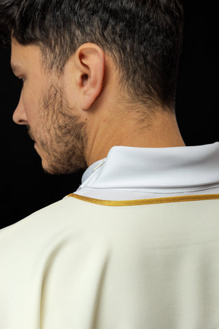 Dalmatic with the motif of the Heart of Mary in ecru color with rich embroidery and stylish finishing