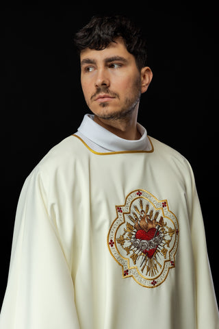 Dalmatic with the motif of the Heart of Mary in ecru color with rich embroidery and stylish finishing