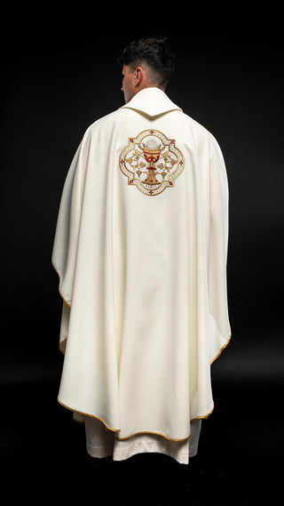 Ecru liturgical chasuble with embroidery of the Sacred Heart of Jesus and the Eucharistic Chalice