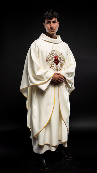 Ecru liturgical chasuble with embroidery of the Sacred Heart of Jesus and the Eucharistic Chalice