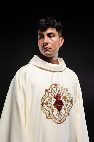 Ecru liturgical chasuble with embroidery of the Sacred Heart of Jesus and the Eucharistic Chalice