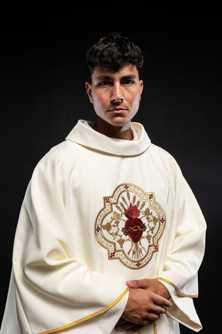 Ecru liturgical chasuble with embroidery of the Sacred Heart of Jesus and the Eucharistic Chalice