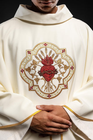 Ecru liturgical chasuble with embroidery of the Sacred Heart of Jesus and the Eucharistic Chalice