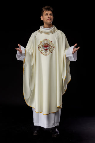 Ecru liturgical chasuble with embroidery of the Heart of Mary