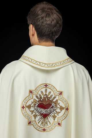 Ecru liturgical chasuble with embroidery of the Heart of Mary