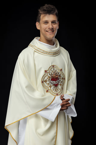 Ecru liturgical chasuble with embroidery of the Heart of Mary