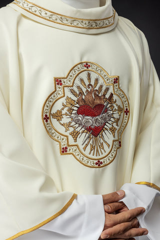 Ecru liturgical chasuble with embroidery of the Heart of Mary