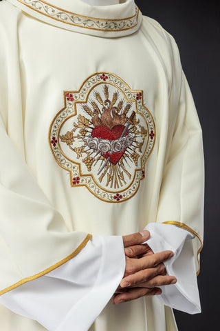 Ecru liturgical chasuble with embroidery of the Heart of Mary