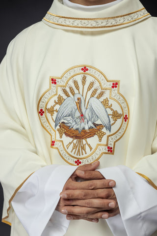 Embroidered Chasuble with Ecru Pelican Motif - Elegance and Symbolism in Polish Production