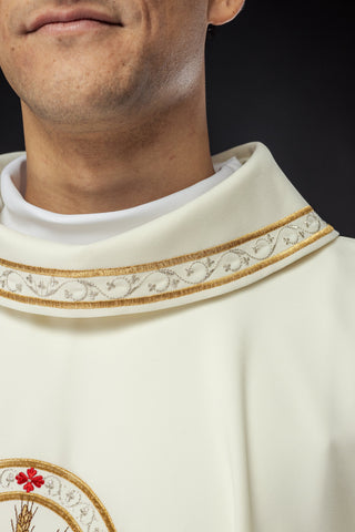 Embroidered Chasuble with Ecru Pelican Motif - Elegance and Symbolism in Polish Production