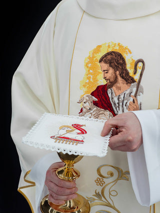 Ornat ecru z wizerunkiem Jezusa Dobrego Pasterza - SZATYLITURGICZNE.PL