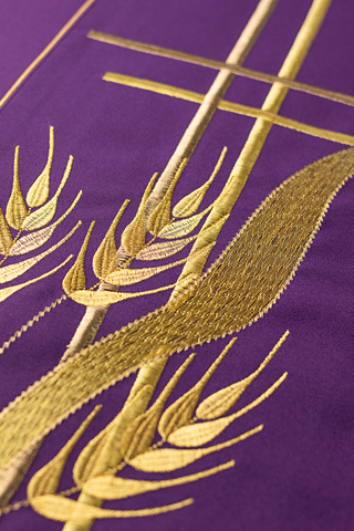 Purple chasuble embroidered with motifs of cross and ears - LITURGICAL SHOP