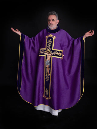 Purple chasuble embroidered with the pattern of Jesus Christ - LITURGICAL SHOP