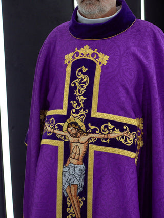 Purple chasuble embroidered with the pattern of Jesus Christ - LITURGICAL SHOP