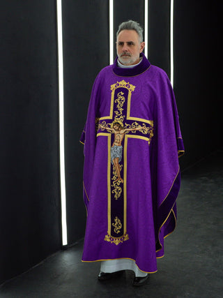 Purple chasuble embroidered with the pattern of Jesus Christ - LITURGICAL SHOP