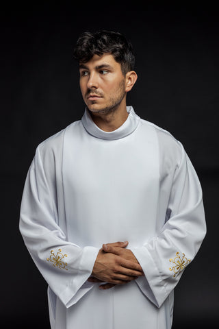 Embroidered priestly alb with a turtleneck and floral pattern in white or ecru