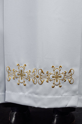 Embroidered priestly alb with a turtleneck and floral pattern in white or ecru