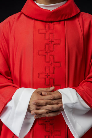 Ornat liturgiczny z czerwonej tkaniny z bogato haftowanym pasem krzyży