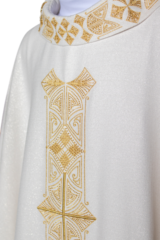 Shiny chasuble with richly decorated gold embroidery - LITURGICAL SHOP