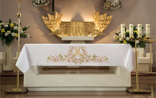 Altar Cloth with Marian Embroidery 140x180 cm - Elegant and Stain-Resistant