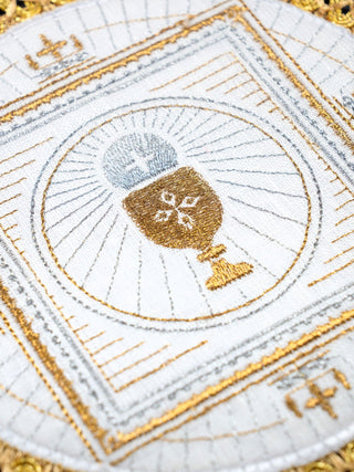 Linen chalice set with a Eucharistic motif and host on a round pall