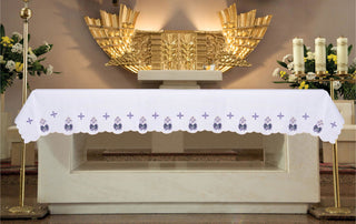 Altar cloth with embroidery of an Advent wreath and crosses