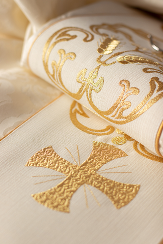 Liturgical chasuble made of jacquard with an embroidered band and gold-satin trimming